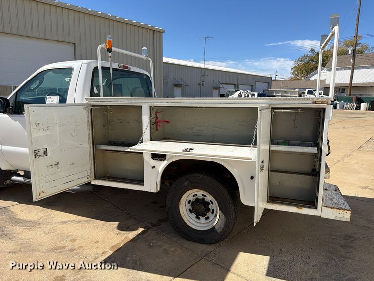image for item FP3533 2004 Ford F250 Super Duty XL utility bed pickup truck