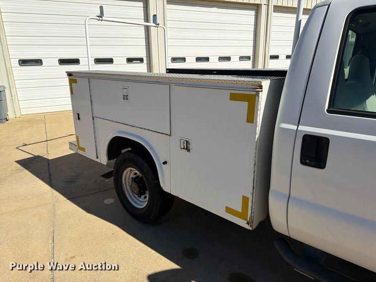 image for item FP3533 2004 Ford F250 Super Duty XL utility bed pickup truck