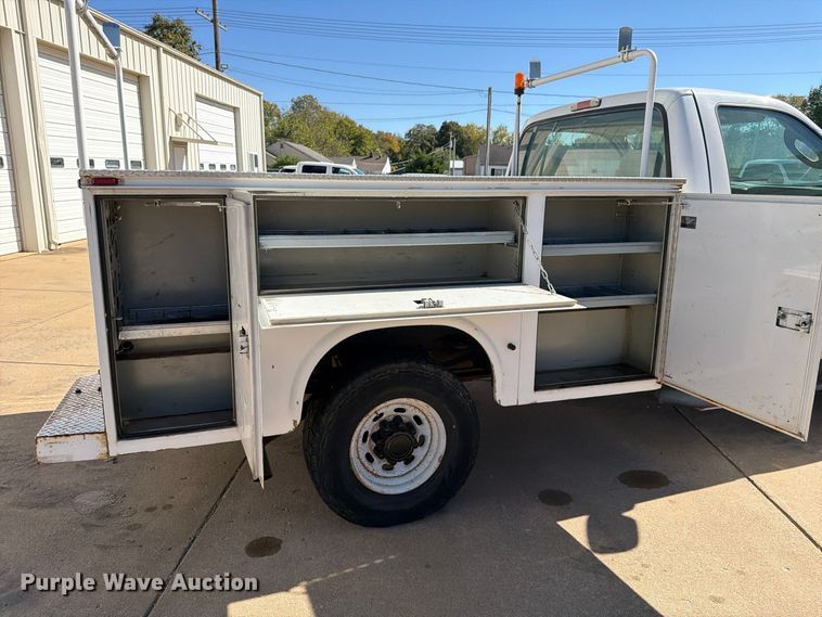 image for item FP3533 2004 Ford F250 Super Duty XL utility bed pickup truck