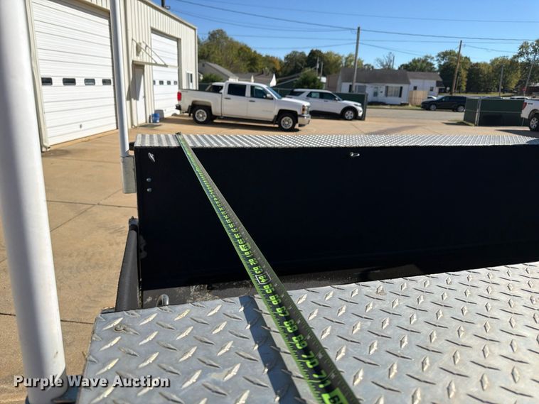 image for item FP3533 2004 Ford F250 Super Duty XL utility bed pickup truck