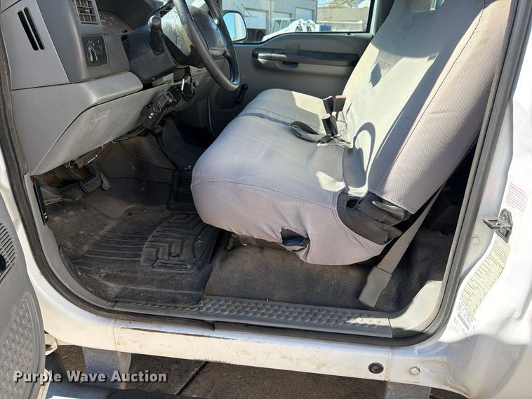 image for item FP3533 2004 Ford F250 Super Duty XL utility bed pickup truck