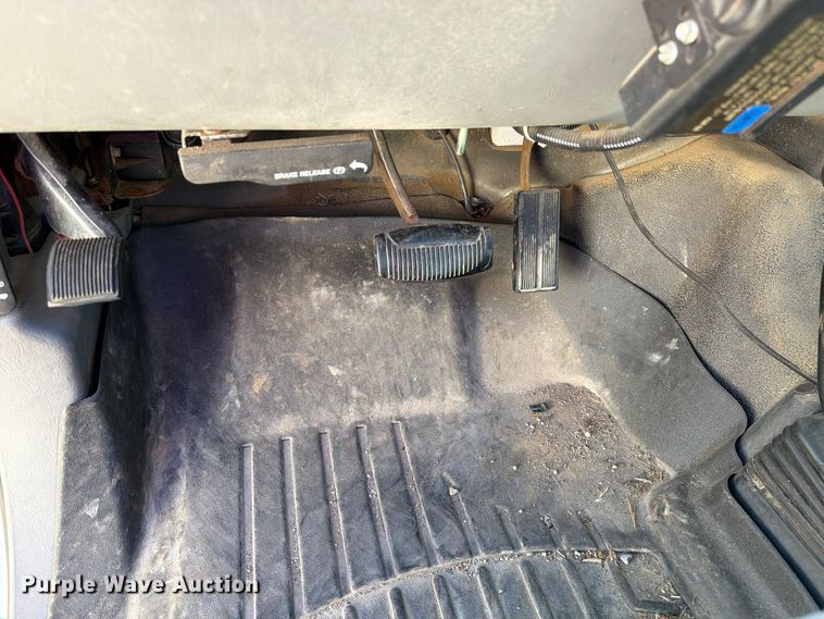 image for item FP3533 2004 Ford F250 Super Duty XL utility bed pickup truck