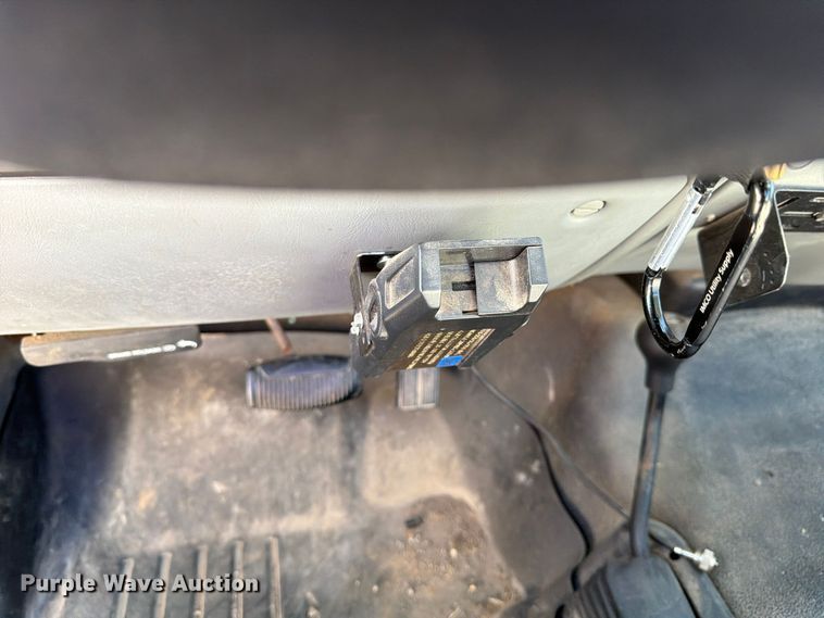 image for item FP3533 2004 Ford F250 Super Duty XL utility bed pickup truck