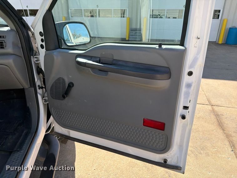 image for item FP3533 2004 Ford F250 Super Duty XL utility bed pickup truck