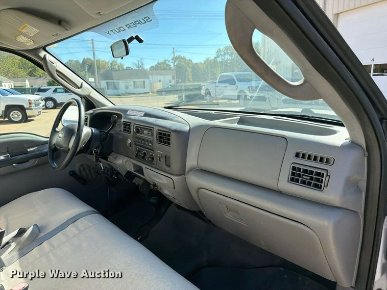 image for item FP3533 2004 Ford F250 Super Duty XL utility bed pickup truck