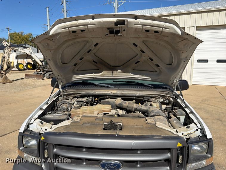 image for item FP3533 2004 Ford F250 Super Duty XL utility bed pickup truck