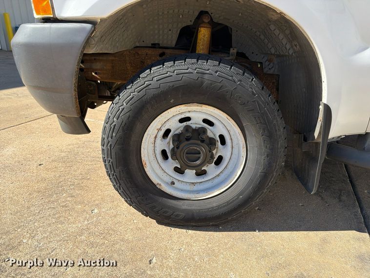 image for item FP3533 2004 Ford F250 Super Duty XL utility bed pickup truck