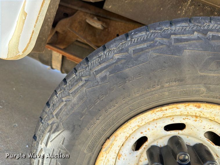 image for item FP3533 2004 Ford F250 Super Duty XL utility bed pickup truck