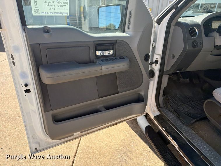 image for item FP3534 2004 Ford F150 XLT Crew Cab pickup truck