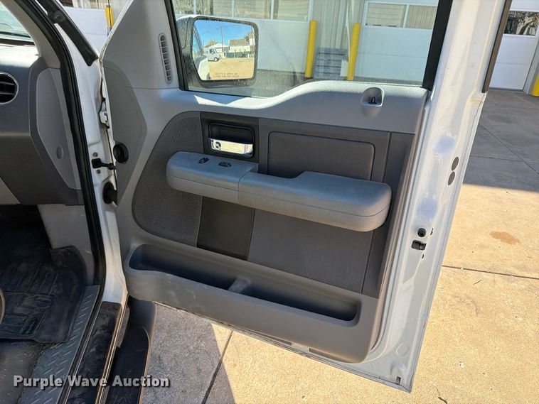 image for item FP3534 2004 Ford F150 XLT Crew Cab pickup truck