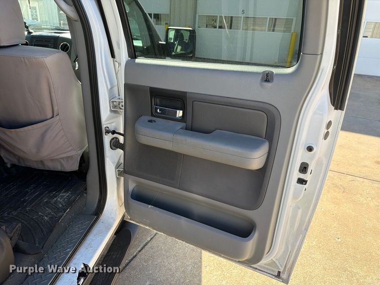 image for item FP3534 2004 Ford F150 XLT Crew Cab pickup truck