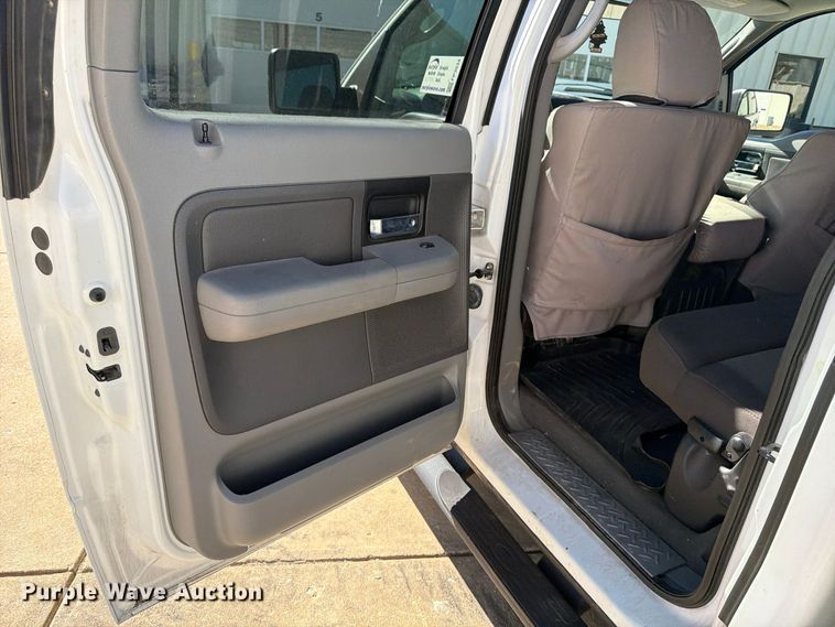 image for item FP3534 2004 Ford F150 XLT Crew Cab pickup truck