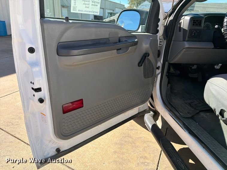 image for item FP3536 2003 Ford F250 Super Duty XL utility bed pickup truck