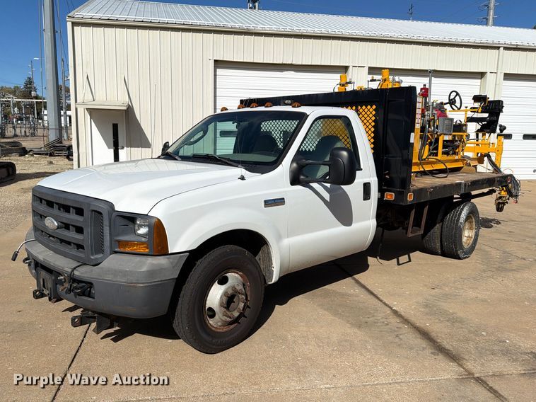 2005 Ford F350 Super Duty XL flatbed pickup truck