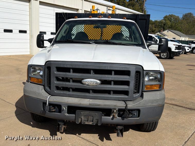 image for item FP3538 2005 Ford F350 Super Duty XL flatbed pickup truck