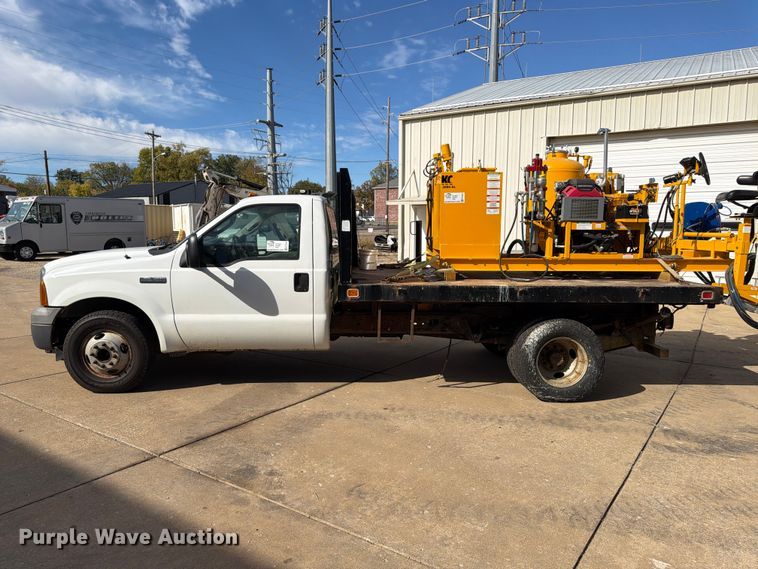 image for item FP3538 2005 Ford F350 Super Duty XL flatbed pickup truck