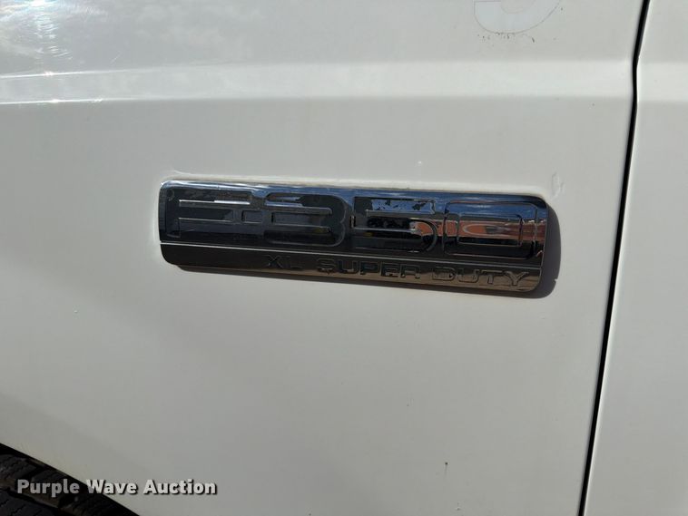image for item FP3538 2005 Ford F350 Super Duty XL flatbed pickup truck