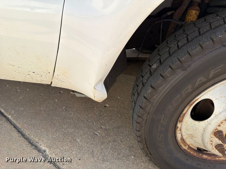 image for item FP3538 2005 Ford F350 Super Duty XL flatbed pickup truck