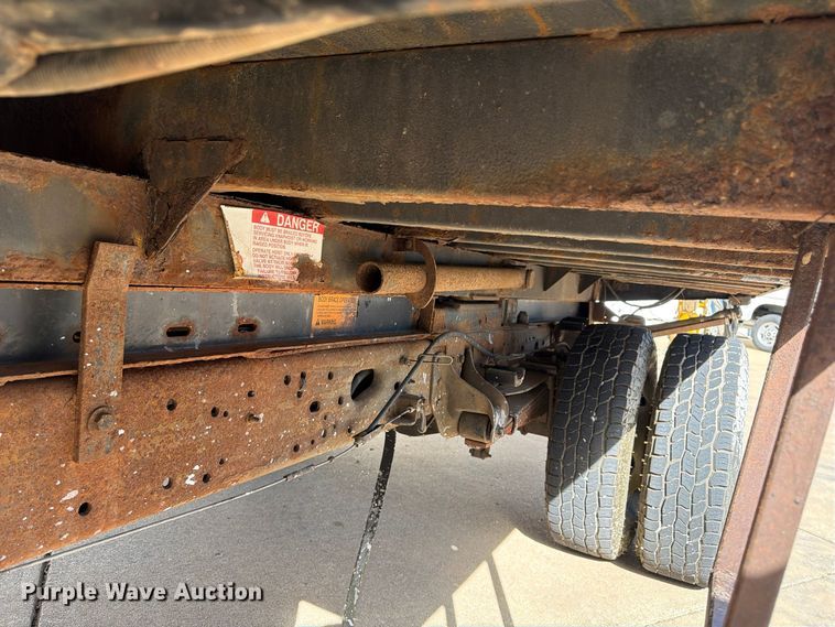 image for item FP3538 2005 Ford F350 Super Duty XL flatbed pickup truck
