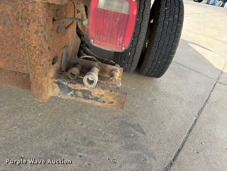 image for item FP3538 2005 Ford F350 Super Duty XL flatbed pickup truck