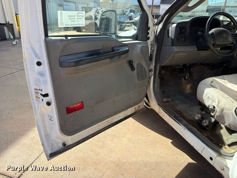 image for item FP3538 2005 Ford F350 Super Duty XL flatbed pickup truck