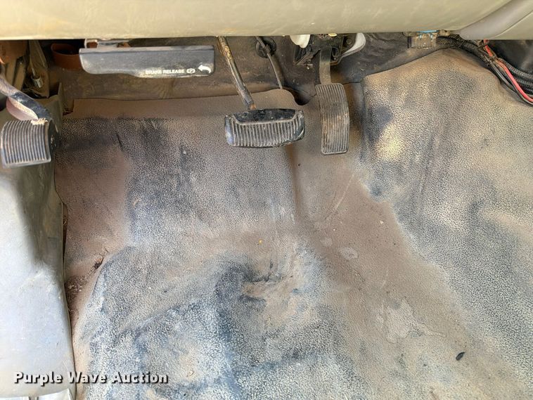 image for item FP3538 2005 Ford F350 Super Duty XL flatbed pickup truck