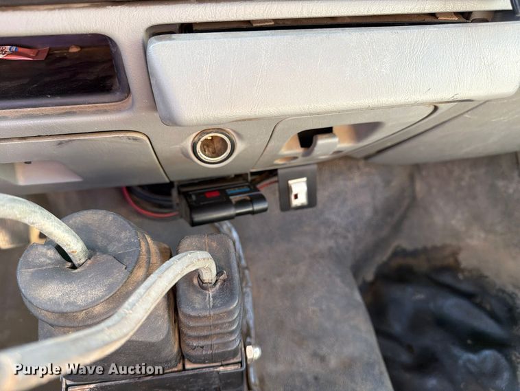 image for item FP3538 2005 Ford F350 Super Duty XL flatbed pickup truck