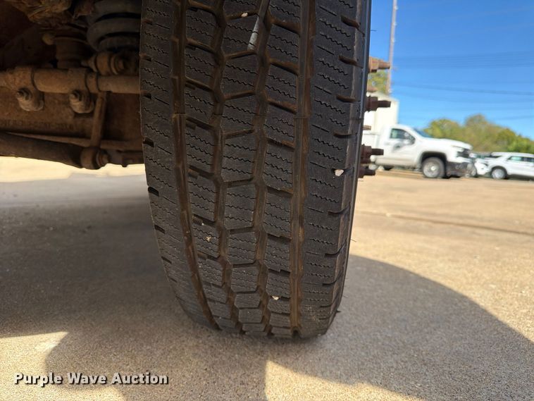image for item FP3538 2005 Ford F350 Super Duty XL flatbed pickup truck
