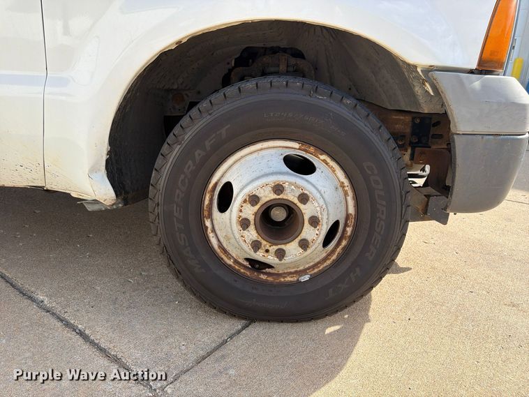 image for item FP3538 2005 Ford F350 Super Duty XL flatbed pickup truck