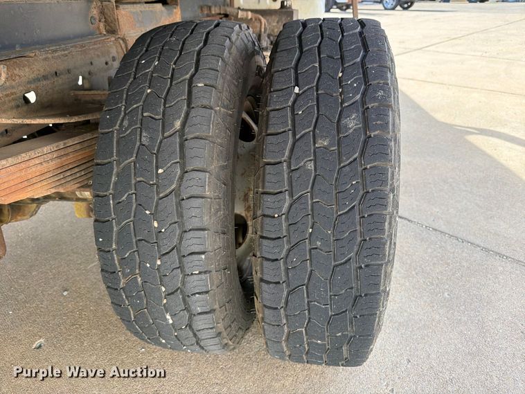 image for item FP3538 2005 Ford F350 Super Duty XL flatbed pickup truck