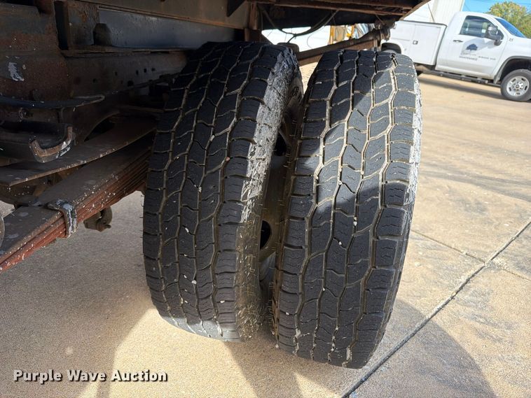image for item FP3538 2005 Ford F350 Super Duty XL flatbed pickup truck