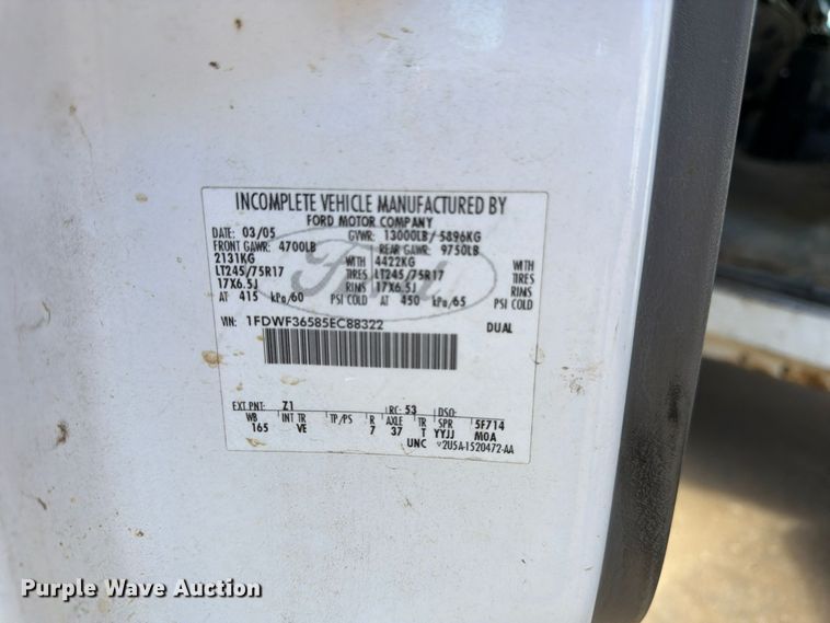 image for item FP3538 2005 Ford F350 Super Duty XL flatbed pickup truck