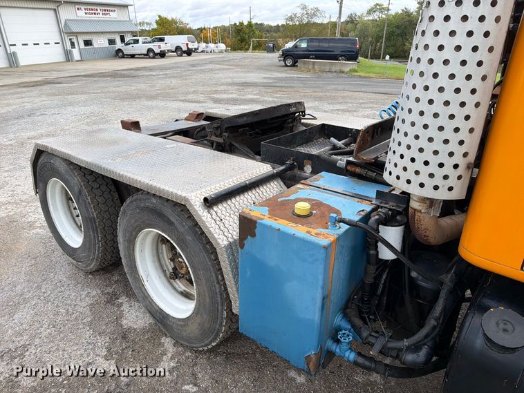 image for item FT6484 1989 International F-2575 semi truck