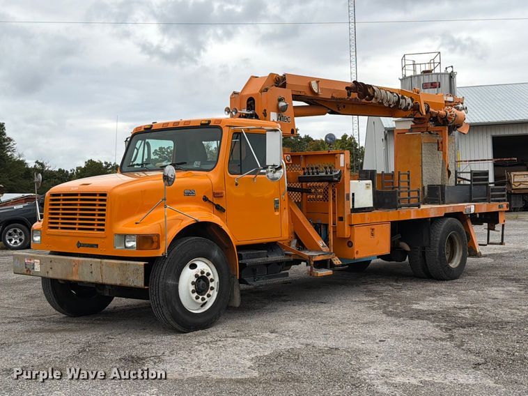 image for item FT6487 2001 International 4900 digger derrick truck