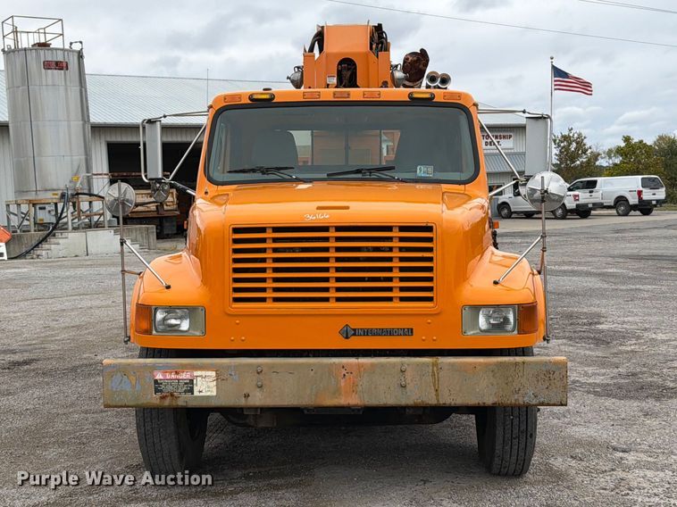 image for item FT6487 2001 International 4900 digger derrick truck
