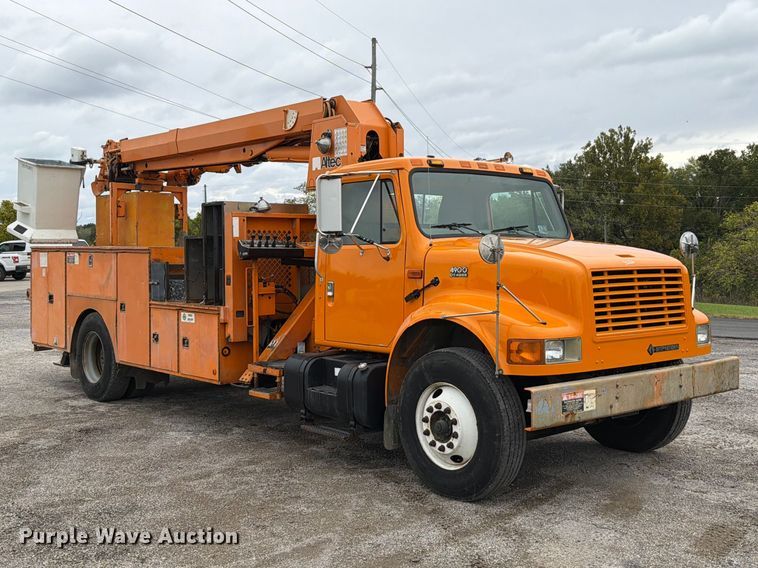 image for item FT6487 2001 International 4900 digger derrick truck