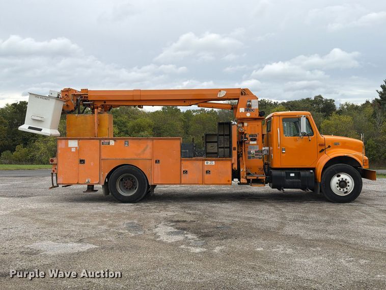 image for item FT6487 2001 International 4900 digger derrick truck