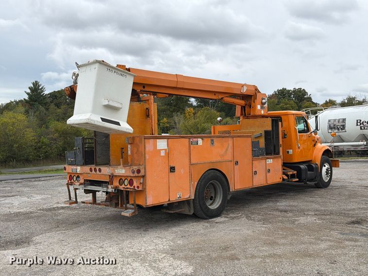 image for item FT6487 2001 International 4900 digger derrick truck
