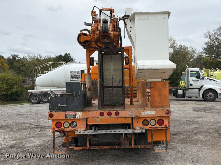 image for item FT6487 2001 International 4900 digger derrick truck