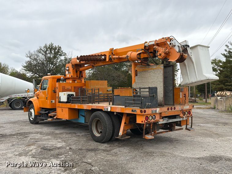 image for item FT6487 2001 International 4900 digger derrick truck