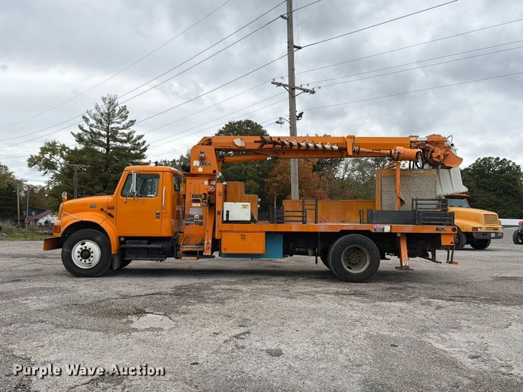 image for item FT6487 2001 International 4900 digger derrick truck