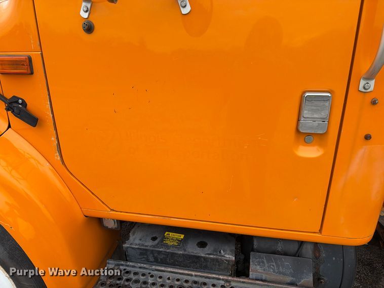 image for item FT6487 2001 International 4900 digger derrick truck