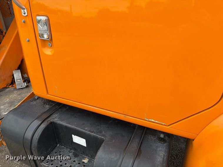 image for item FT6487 2001 International 4900 digger derrick truck