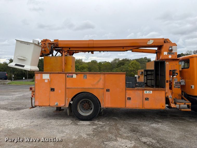 image for item FT6487 2001 International 4900 digger derrick truck