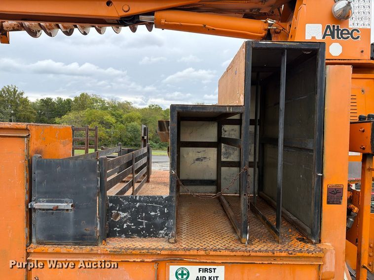 image for item FT6487 2001 International 4900 digger derrick truck