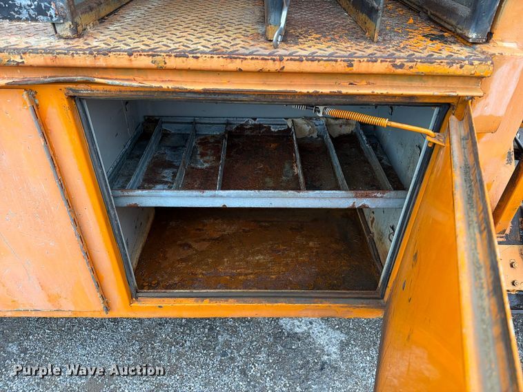 image for item FT6487 2001 International 4900 digger derrick truck