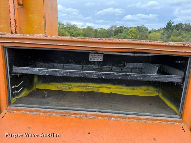 image for item FT6487 2001 International 4900 digger derrick truck
