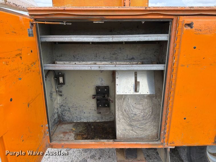 image for item FT6487 2001 International 4900 digger derrick truck