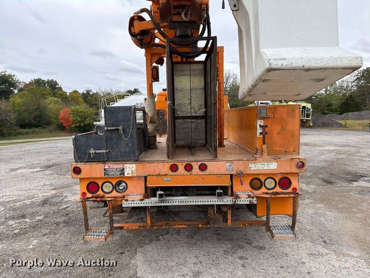 image for item FT6487 2001 International 4900 digger derrick truck