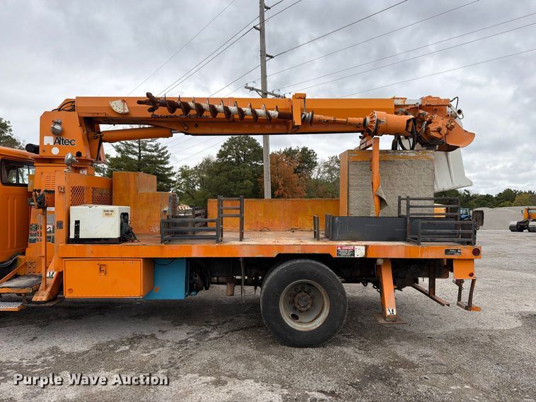 image for item FT6487 2001 International 4900 digger derrick truck